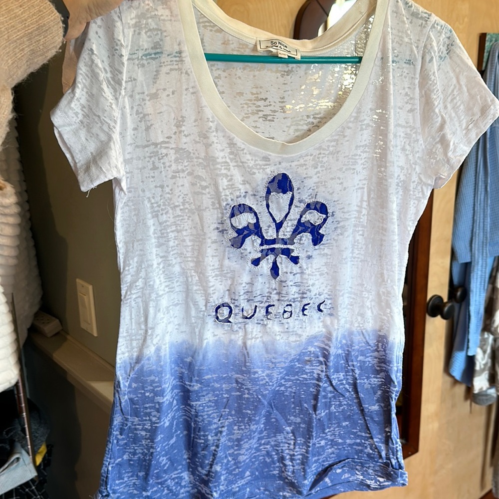 Light short sleeve from So Nice. Blue to white ombré with “Quebec” and symbol
